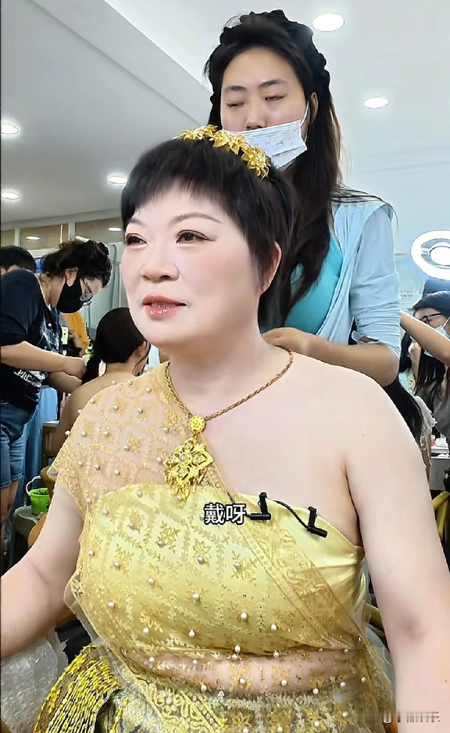 阿姨穿成这样也太好看了吧，相比起第一套衣服的臃肿，这一套只能说是正确的选择，看起