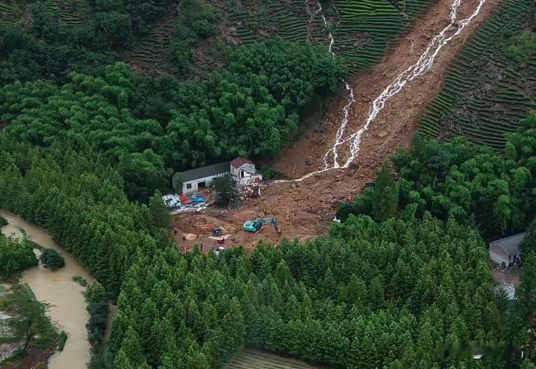 很多人以为：“台风停编了＝危险过去了＝可以松口气了。”

可现实狠狠扇了一巴掌—