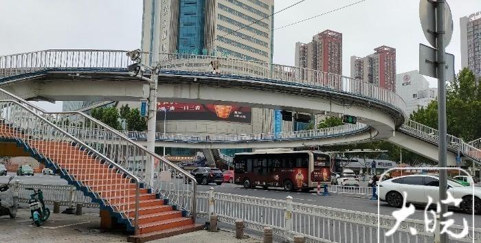【部门回应阜阳一网红天桥轻微晃动：晃动幅度在正常范围 处于正常运行状态】近日有阜