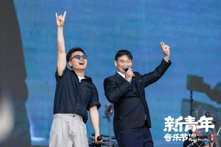 很多人疑惑，火了十几年的朱之文，为何突然再度翻红？
要知道，他的成名从不是偶然—