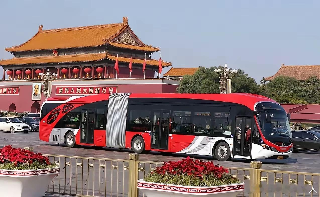 北京长安街的大一路公交车，估计已经换了好多代车了。我觉得这一代的车最好看！ 