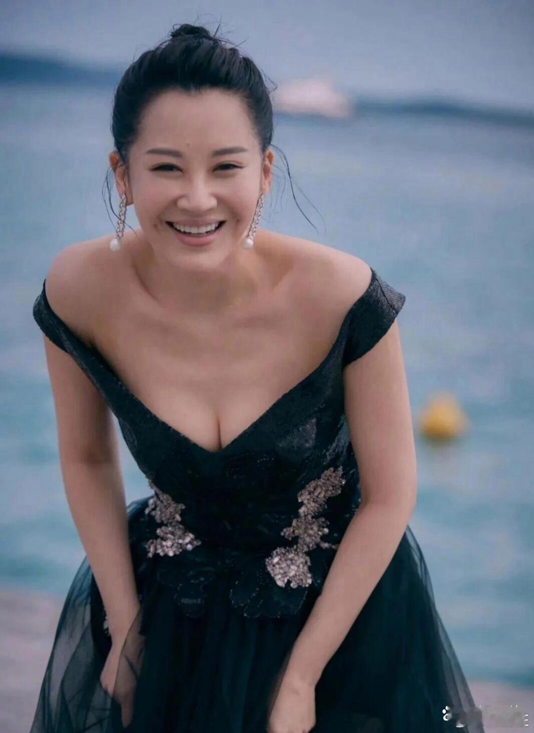 56岁许晴性感写真，这身材谁顶得住啊！ 