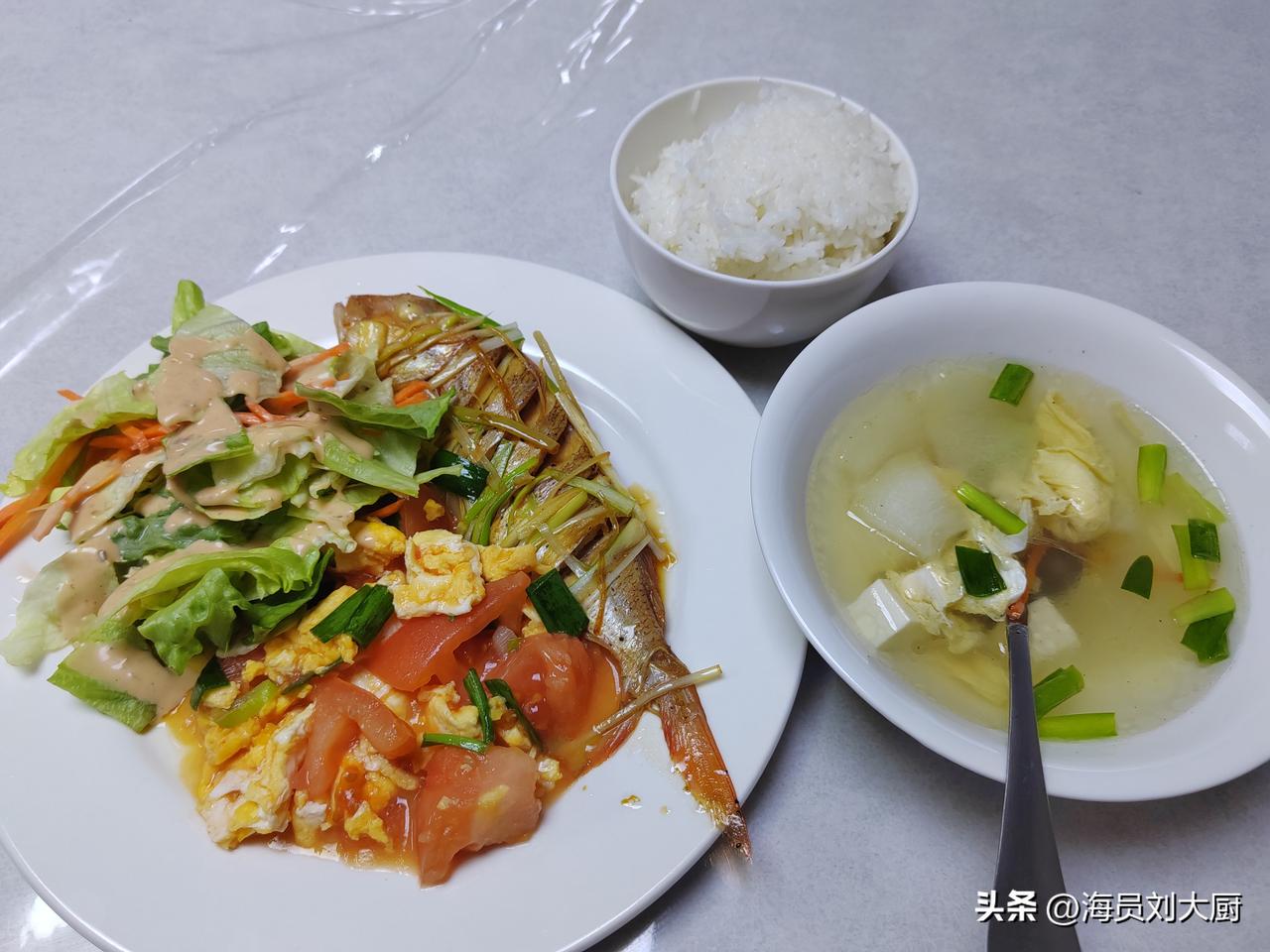 昨天晚上八点多钟，我在房间趴在窗台上学习**，（窗台上信号能好点）来了一个电话，