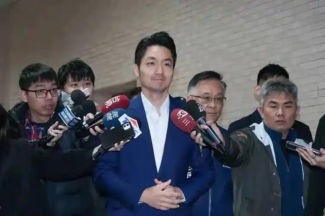 蒋万安还和大陆讲对等、尊严，有什么资格讲这些话。其目的很明显，他所谓的对等是台湾