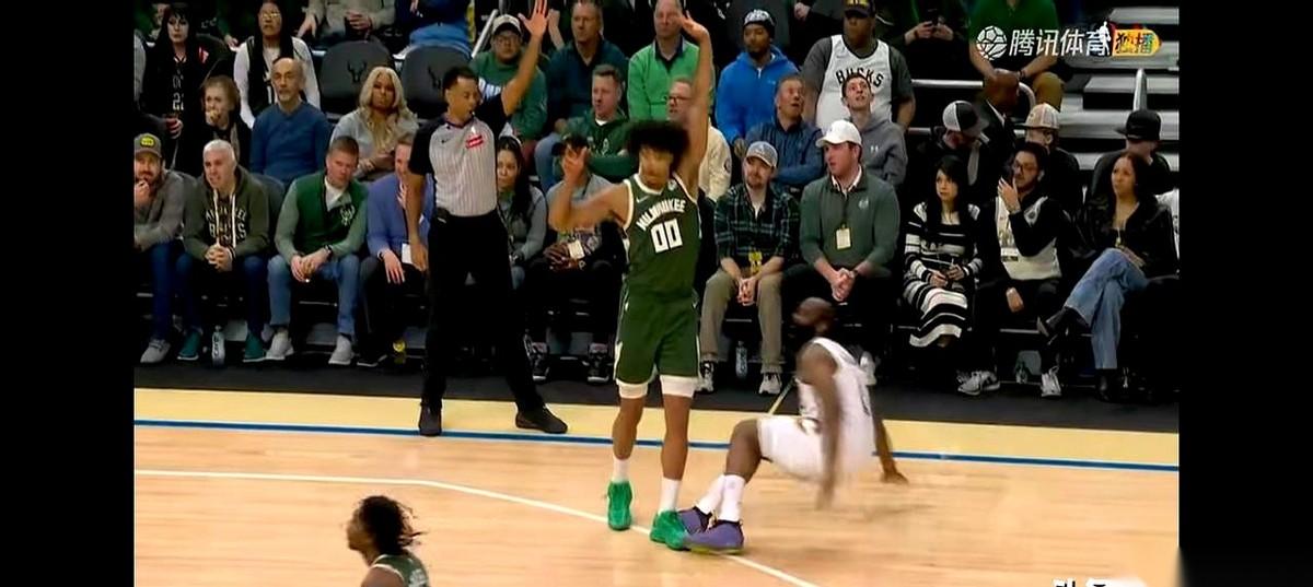 刚才那一幕，看得我心跳都停了半拍！
哈登落地那下，右脚踝那个变形的角度，隔着屏幕