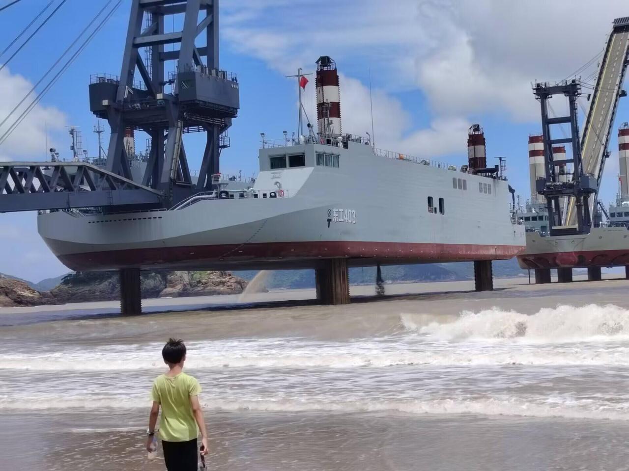第二批“岸舰连接器”正在建造（图3），看来经过这段时间的测试这种岸舰连接器的可行