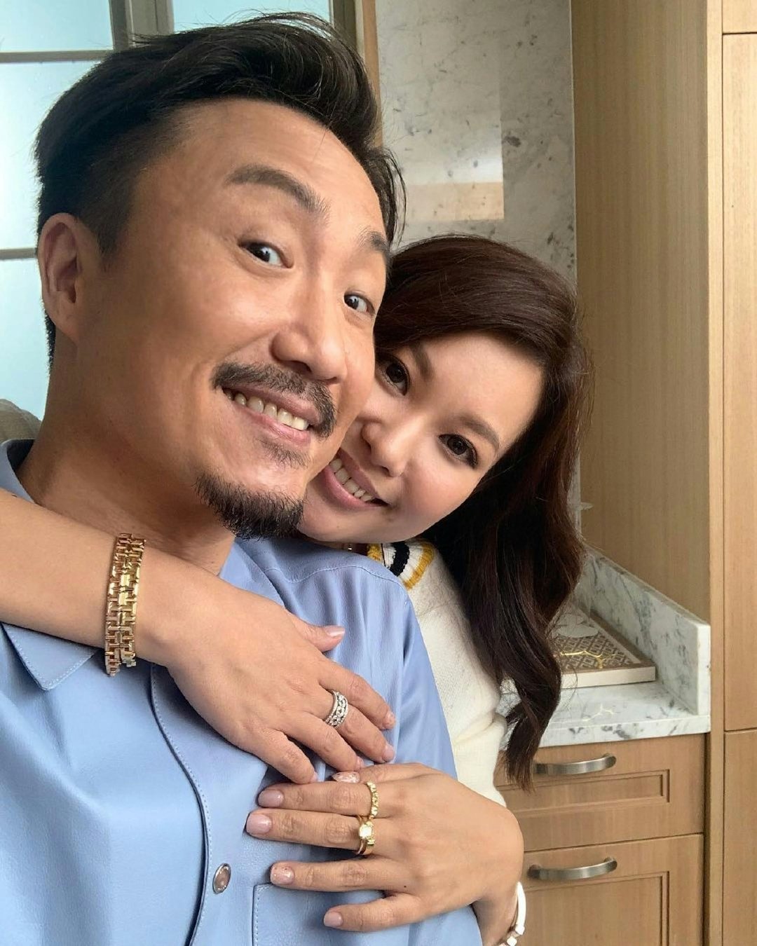 郑中基和老婆互相取关郑中基未回应离婚传闻 据港媒，13日是郑中基老婆余思敏45岁