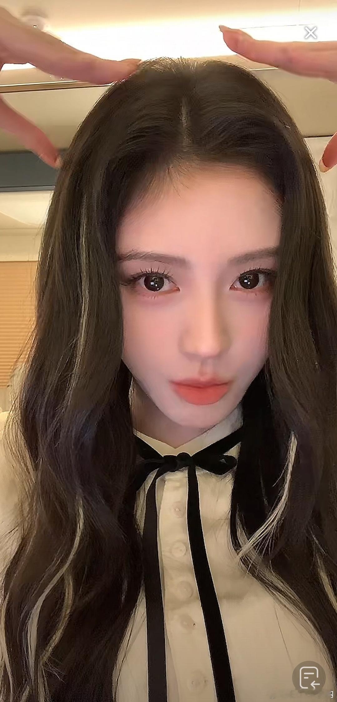 鞠婧祎她的脸像自带磨皮一样 小丫头把我的心都萌化了还在那里傻傻的笑鞠婧祎 ​​​
