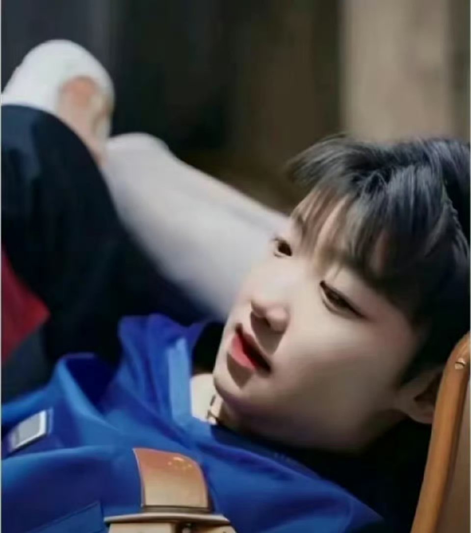 莎莎真的不能留长发呀！记得有一次梁子在接受采访时说过，莎莎绝对不能留长发，否则男