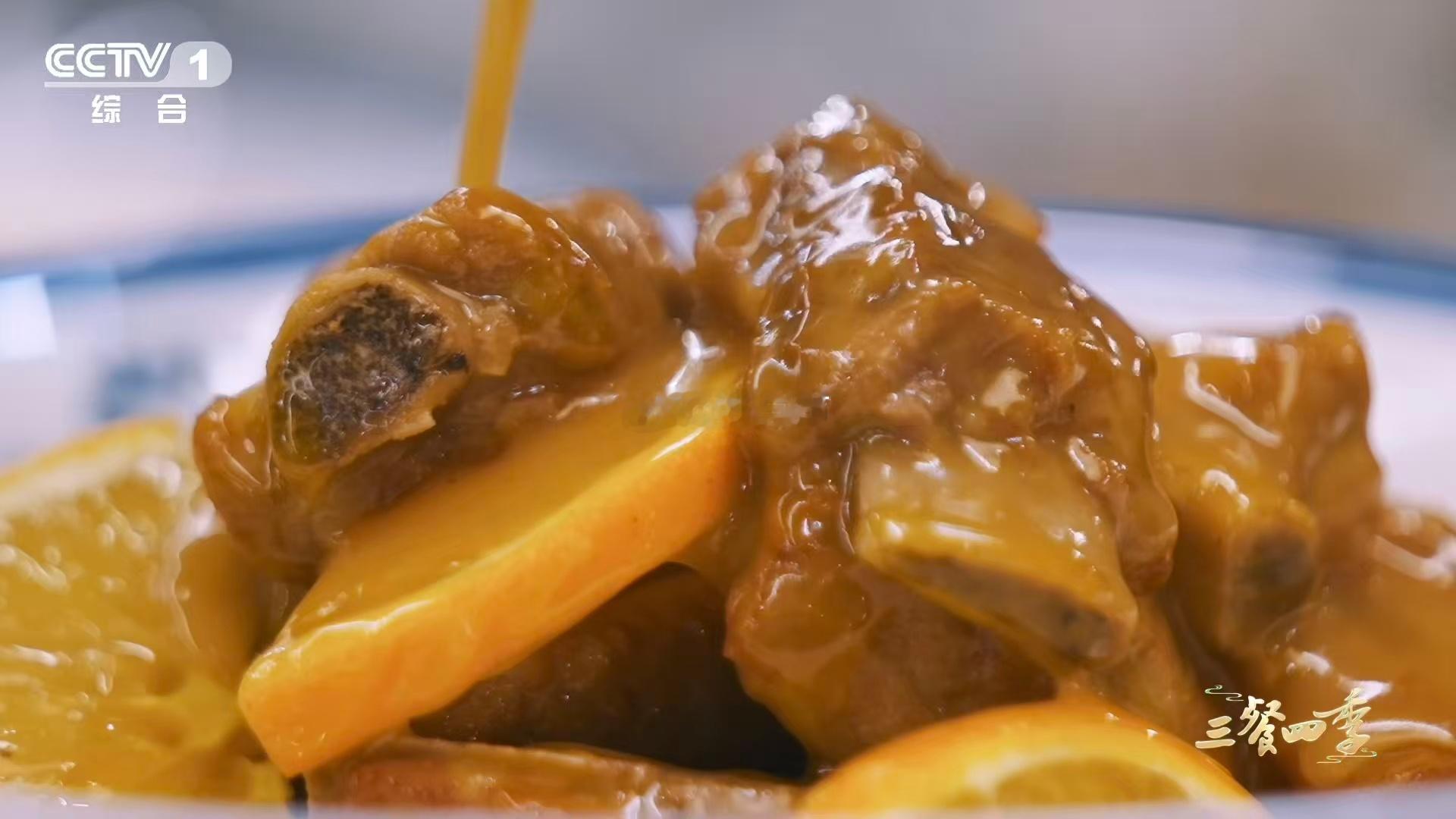 一个勺子30秒剥橙子 不用刀、不脏手、不溅汁，一把勺子就搞定。江西人这个剥橙法，