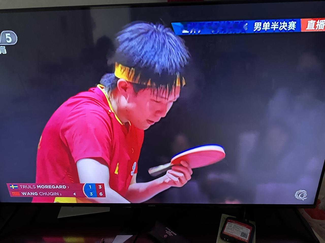 王楚钦又胜了！
第五局的赛点，莫雷加德竟连追几分，将比分扳平。我坐在电视机前，掌