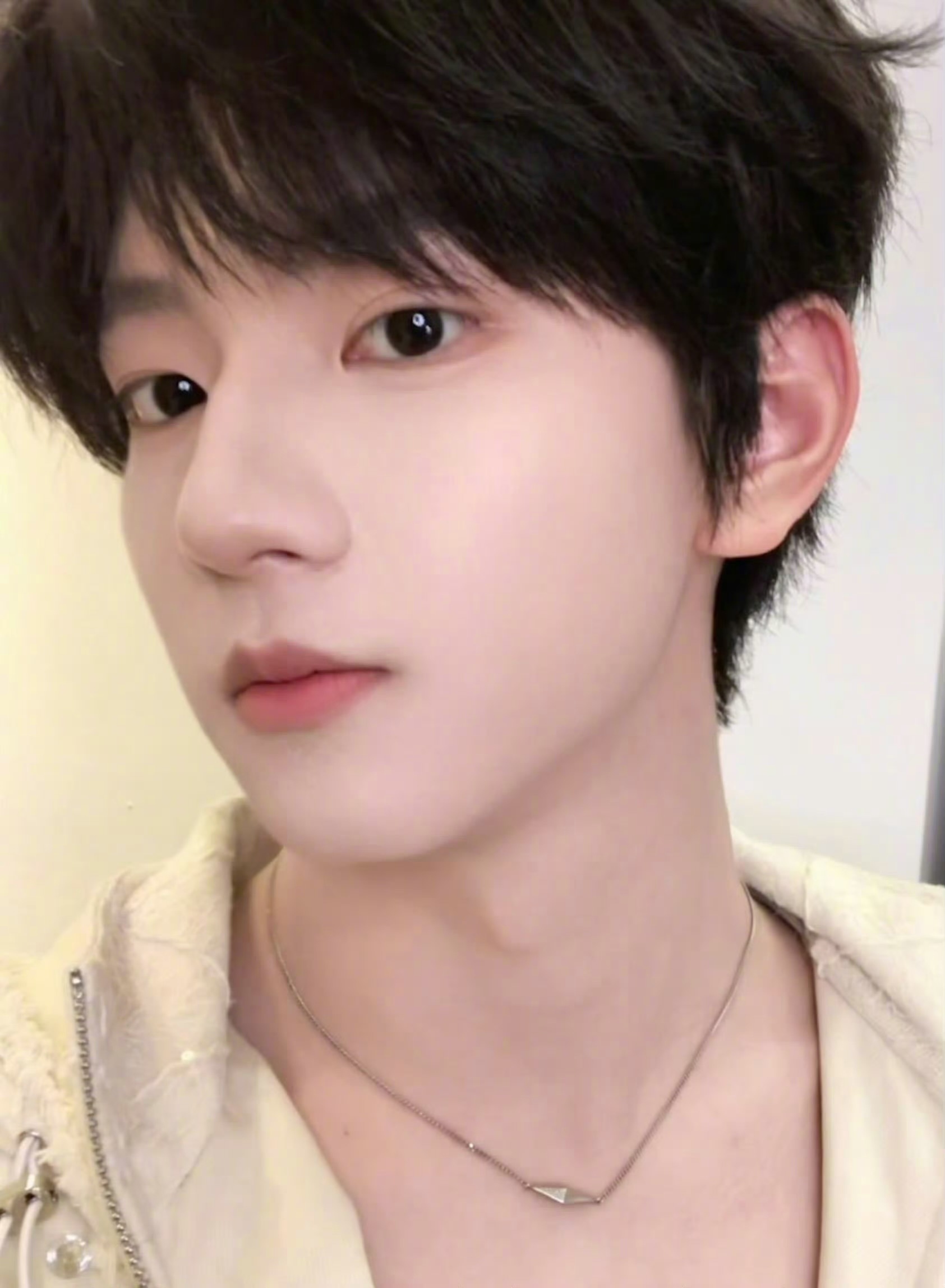 穆祉丞清冷感自拍穆祉丞这组清冷感自拍帅得太超标了简单立领外套直接把利落气质拉满，