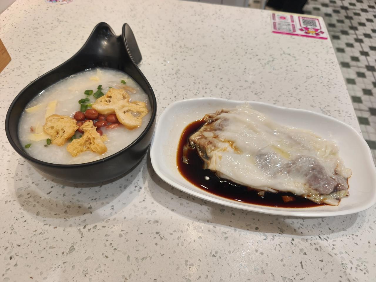 晒一晒你的今日早餐这些就是我每日的早餐，晒出来真是很失礼！和你们每日的燕窝粥和鱼