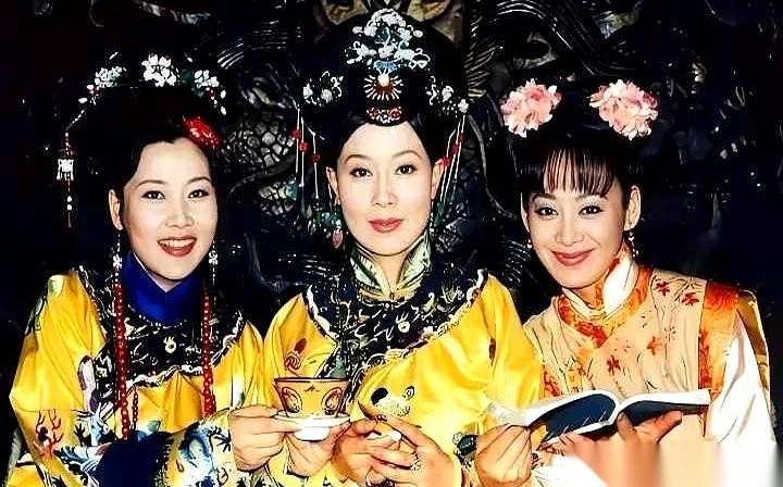 就这么一张照片，一下子就把我拽回了二十年前。
一张桌子上，坐了三个女人。
一个是