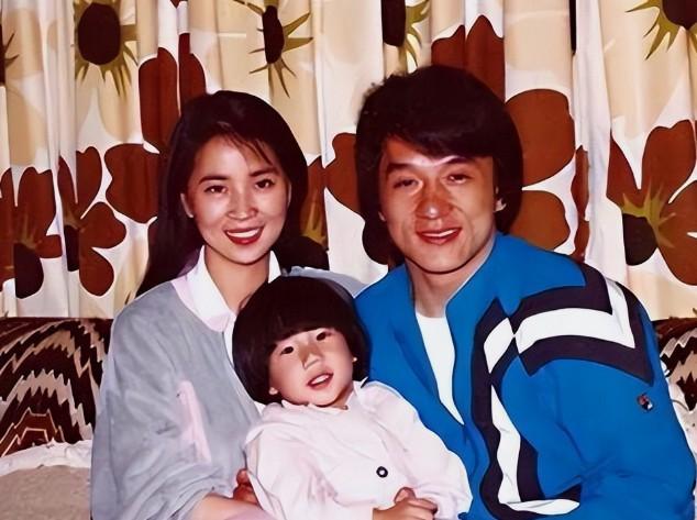 如果小龙女成器，学业有成，人也稳重踏实，成龙会上赶着去认她……
 
连自己的女儿