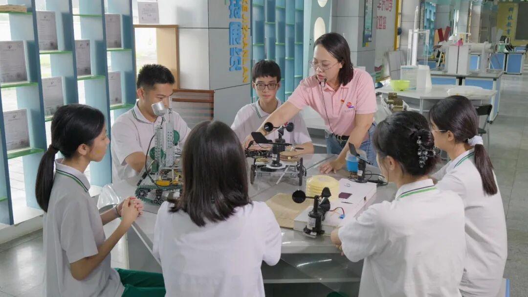 北师大“四有”好老师校友奖励计划银质奖章获得者、“海口市林菁华中学通用·信息技术