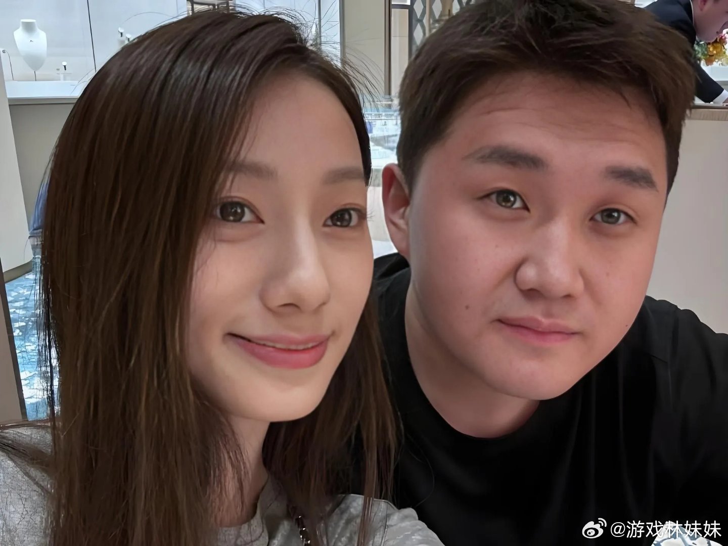 张百乔 小雪张百乔与妻子小雪社交平台零互动引婚变猜测，小雪四字回应辟谣。从裸婚到