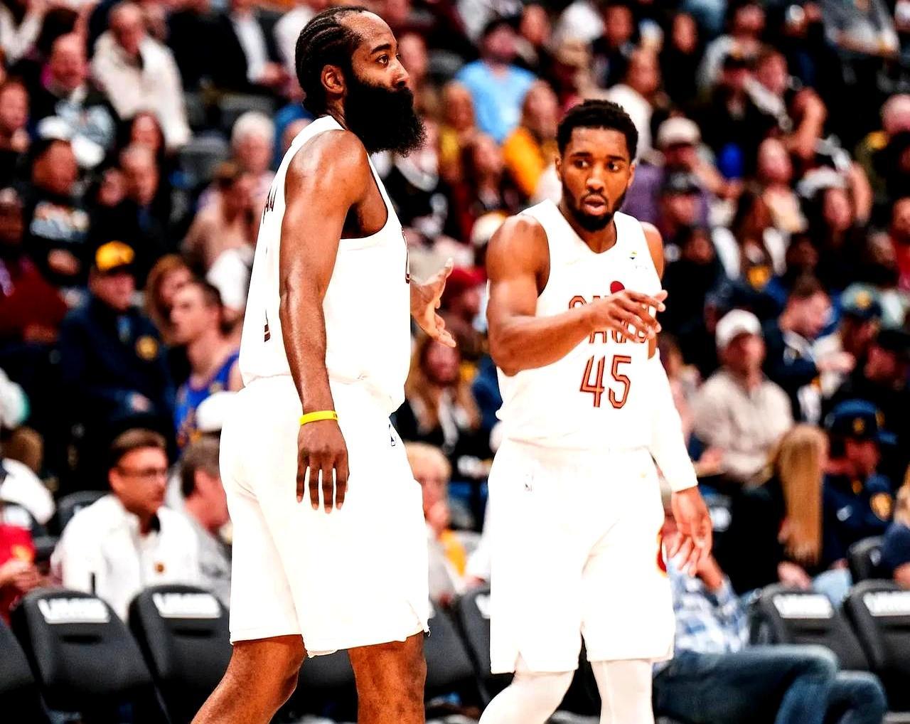 哈登捏着断指拒上手术台，米切尔捂着大腿死撑，骑士却在狂笑。
 
尼克斯刚把胜利砸