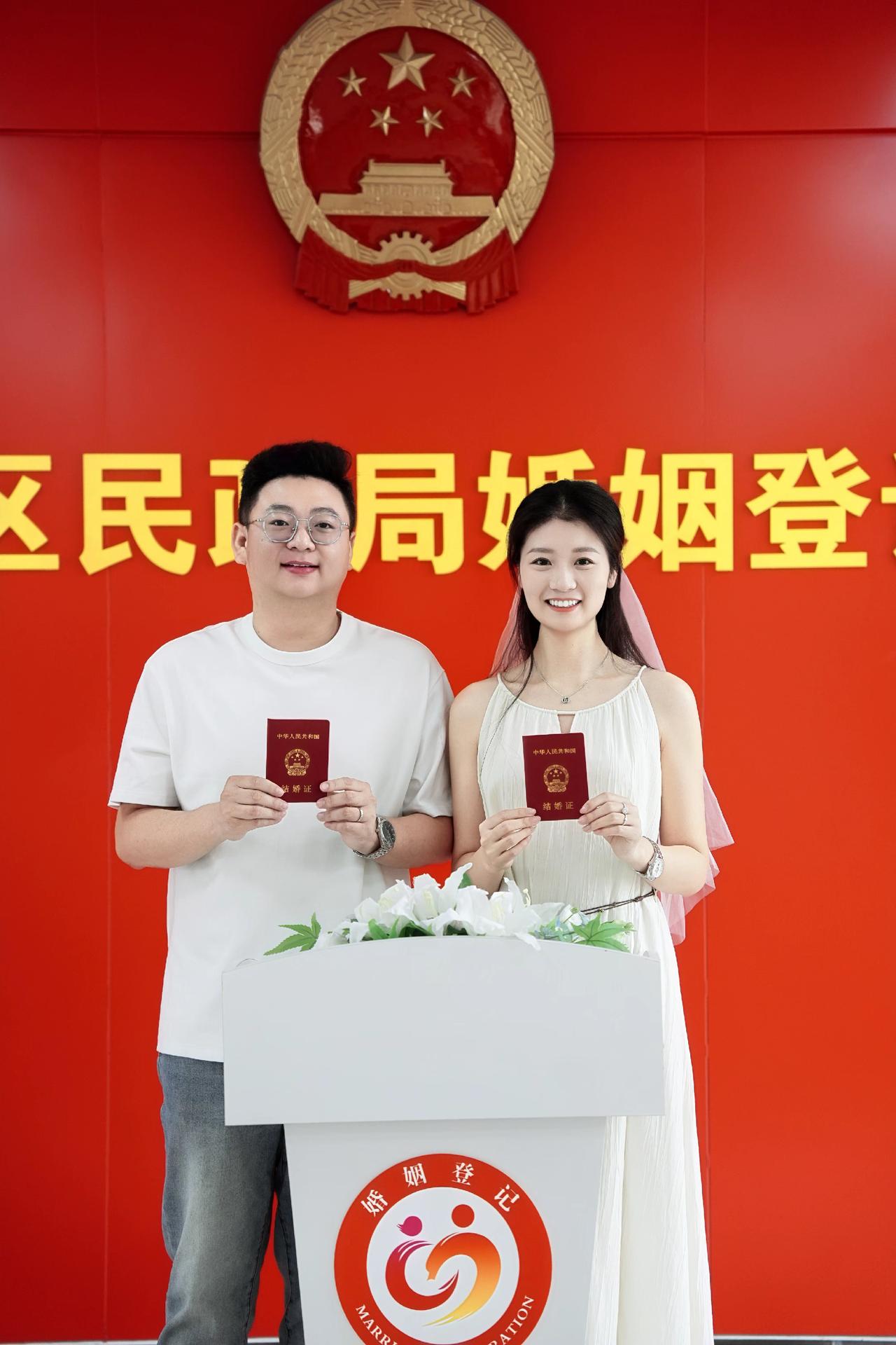 从今以后，有人问你粥可温，有人陪你立黄昏！
儿子，领证快乐🎁🎁🎁