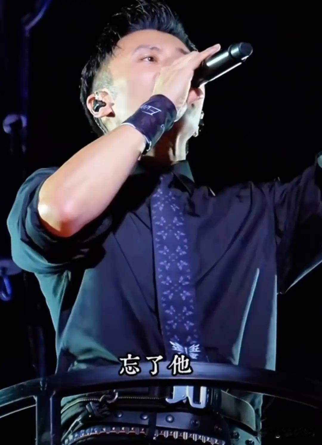 要我怎么忘了他。
这首歌代入感很强，让人不由得感同身受，场景再现。
这首歌就是写