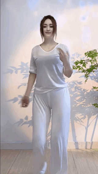 要想俏，
一身孝！
最近才发现，
女孩子穿白色的服饰
就是比其他五颜六色的好看，