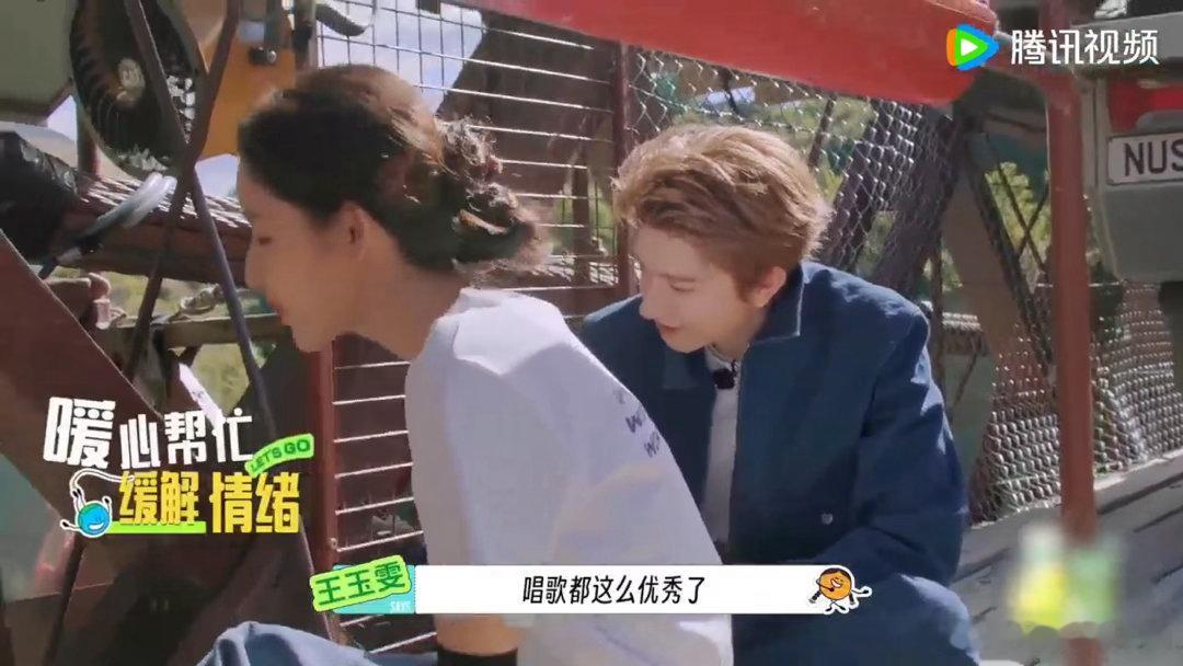 王玉雯和林一共同复刻经典电影《初吻》名场面 ，林一为王姐戴上耳机，世界瞬间静音，