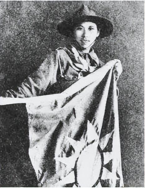 淞沪会战末期​谢晋元率领“八百壮士”（实际约400余人）死守上海四行仓库，掩护主