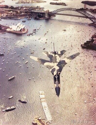 🇦🇺一架澳大利亚皇家空军（RAAF ）的F-111“猪”式战斗轰炸机飞越悉尼