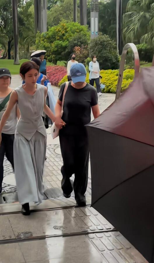 张子枫下班被亲妈牵手领回家，跟接幼儿园小孩似的，满身香奈儿却瘦到牛仔裤直晃荡，媒