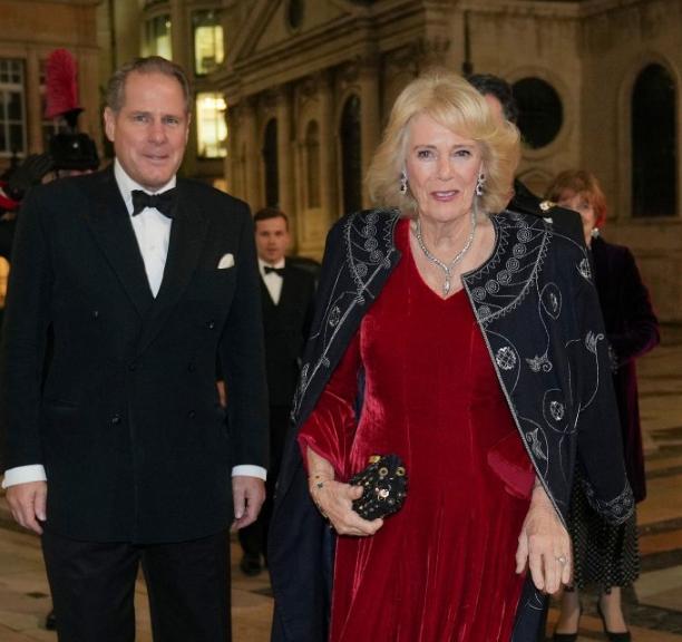 查尔斯三世当真是眼瞎，这是经过菲利普亲王亲口证实过的，卡米拉王后一身赘肉穿紧身红