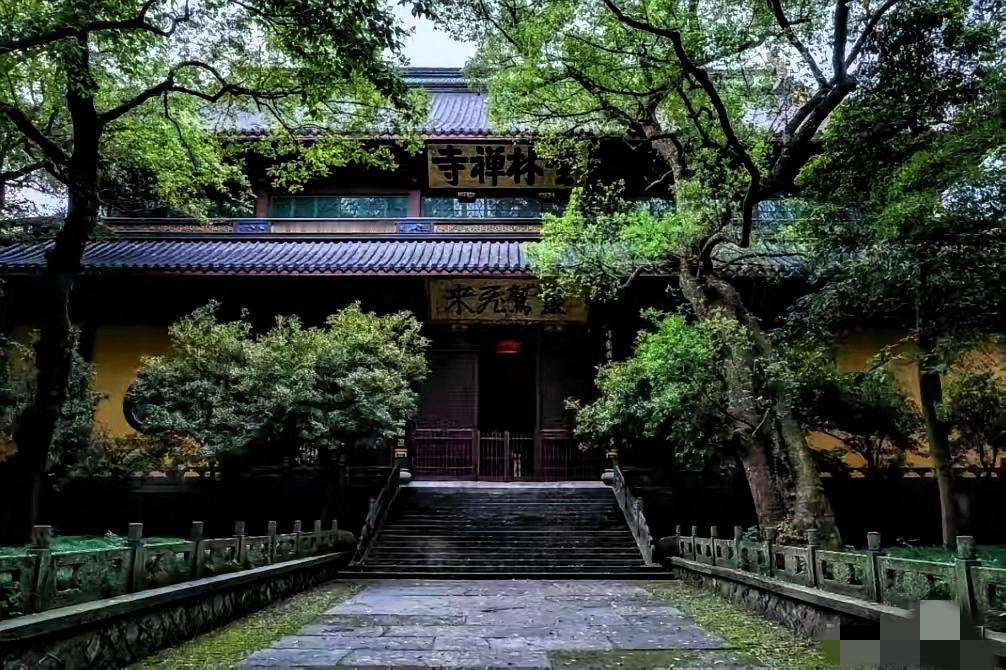 杭州灵隐寺4月15日发严正声明，戳破近期传戒法会的网络炒作 。这次是正规二部僧三