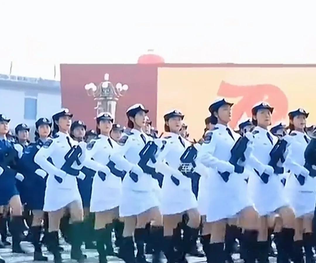 我们的女兵
精神饱满英姿飒爽
我只是不明白为什么都穿裙子