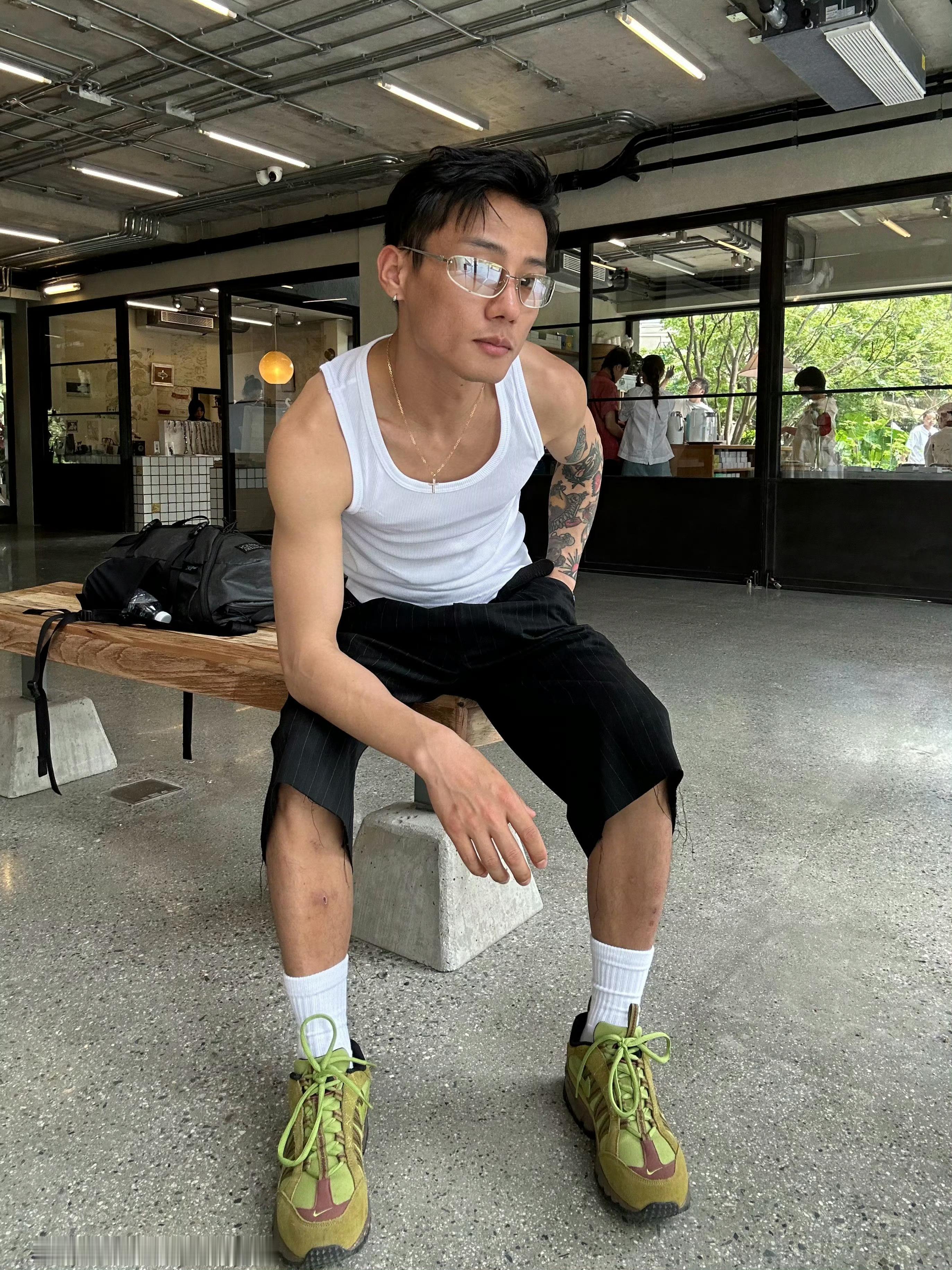 思慕社字母“以前总想向全世界证明自己，后来才明白，只有真正在乎你的人，才关心你飞