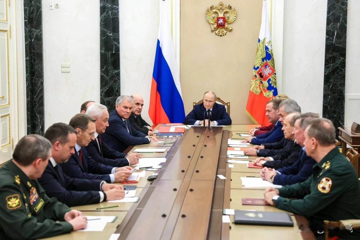 俄罗斯国防部长安德烈·别洛乌索夫在星期三的军事会议上向普京汇报了进一步推进的作战