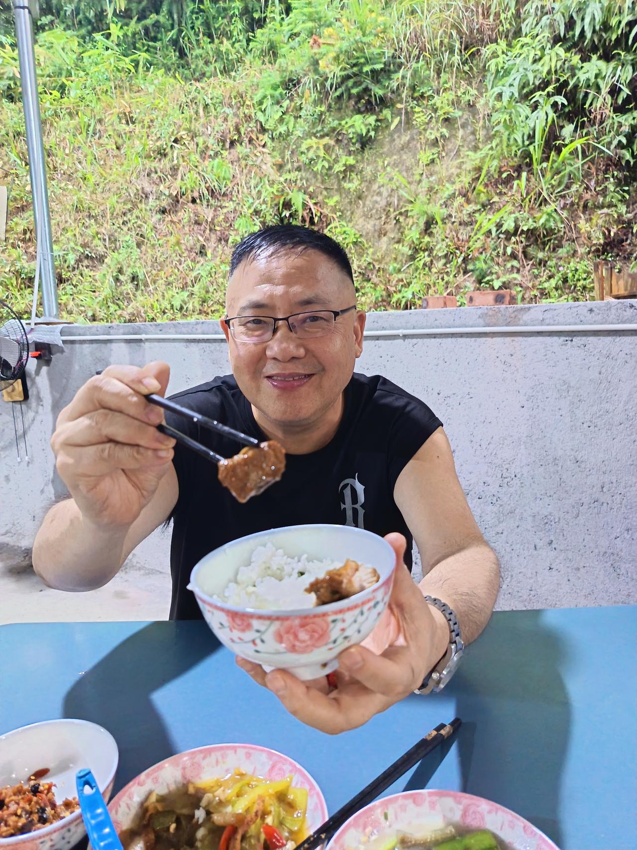 在农家乐山庄住，真的是太舒服了。

刚吃完午餐，朋友就相约开启了娱乐活动。

这