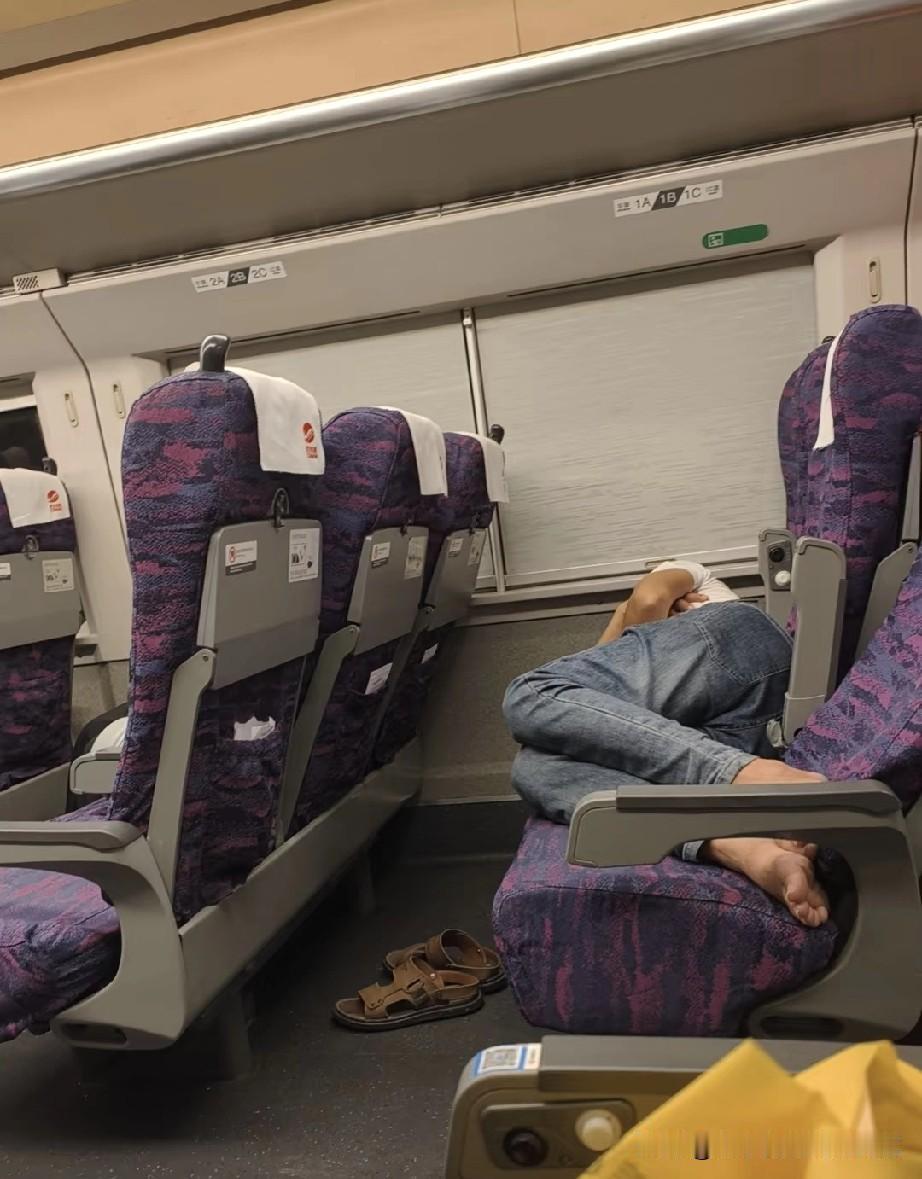 高铁隐藏卧铺乘客直接躺平！
 
坐高铁想躺平？有人把二等座玩成了“野生卧铺”！鞋