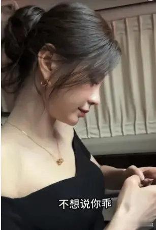 杜海涛在节目中cue沈梦辰，此前为金靖拍照引争议。近日，杜海涛在参加节目时cue