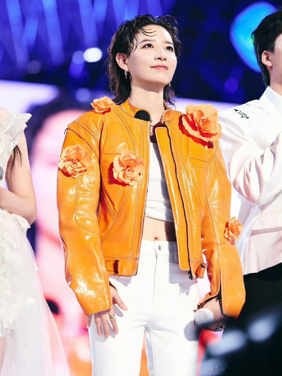 #李斯丹妮身上好多花# 已经被今晚的李斯丹妮唱《兰花草》迷住了[哇]怎么能这么帅