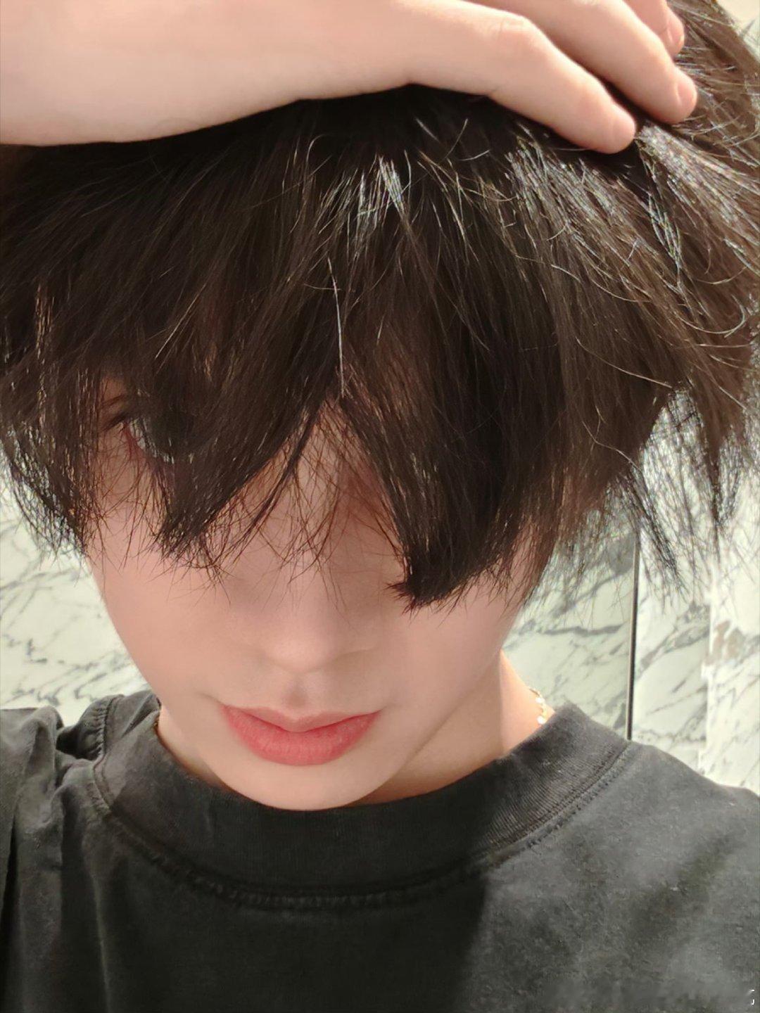 左航挡眼睛也很猫猫，如果要留长发请不要阻止他左航每日检查系统状态左航头发遮眼睛