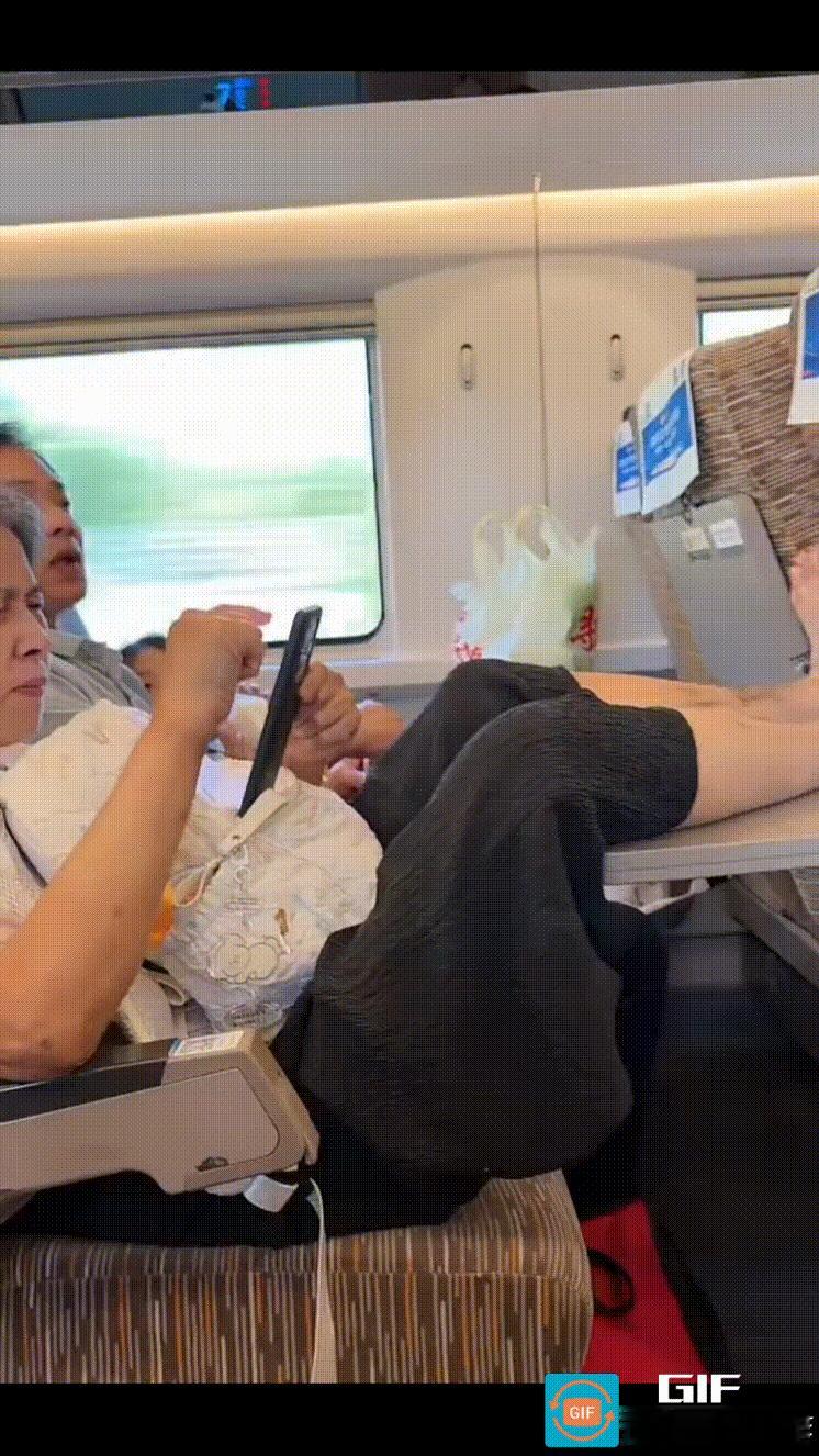 高铁上，老太太脱掉鞋子，将两只光脚板搭在座位前方的小桌板上，舒舒服服地躺好，悠哉