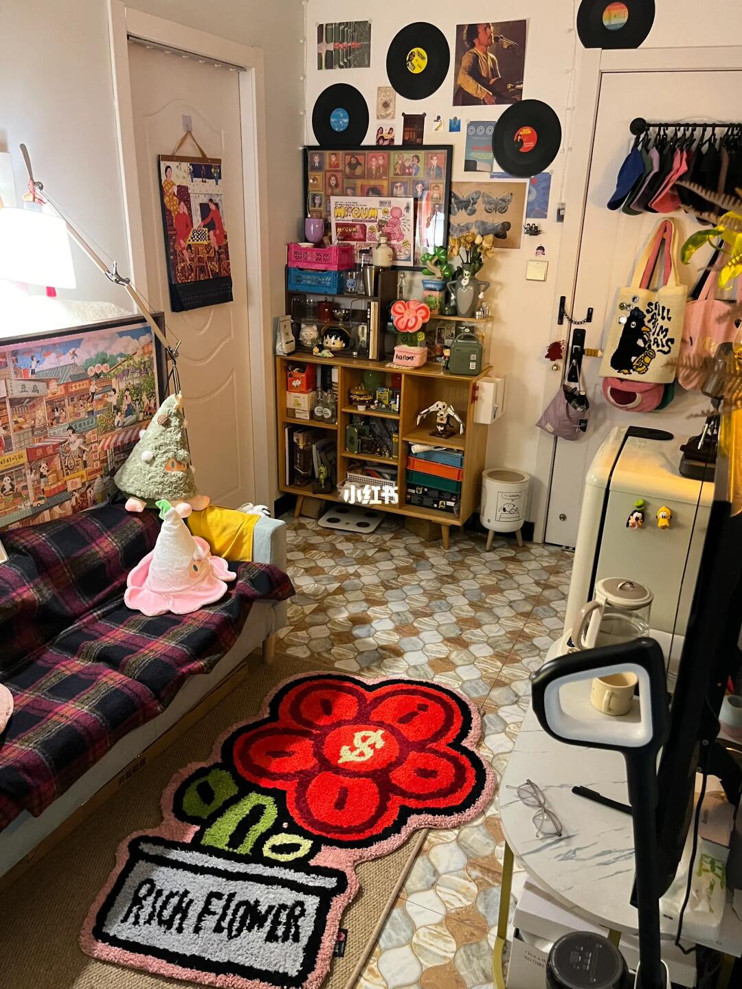 满满登登的三十平出租屋