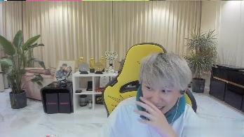 Doinb直播：队友都不在，我没事做了……
弹幕：找Uzi双排啊！
Doinb：