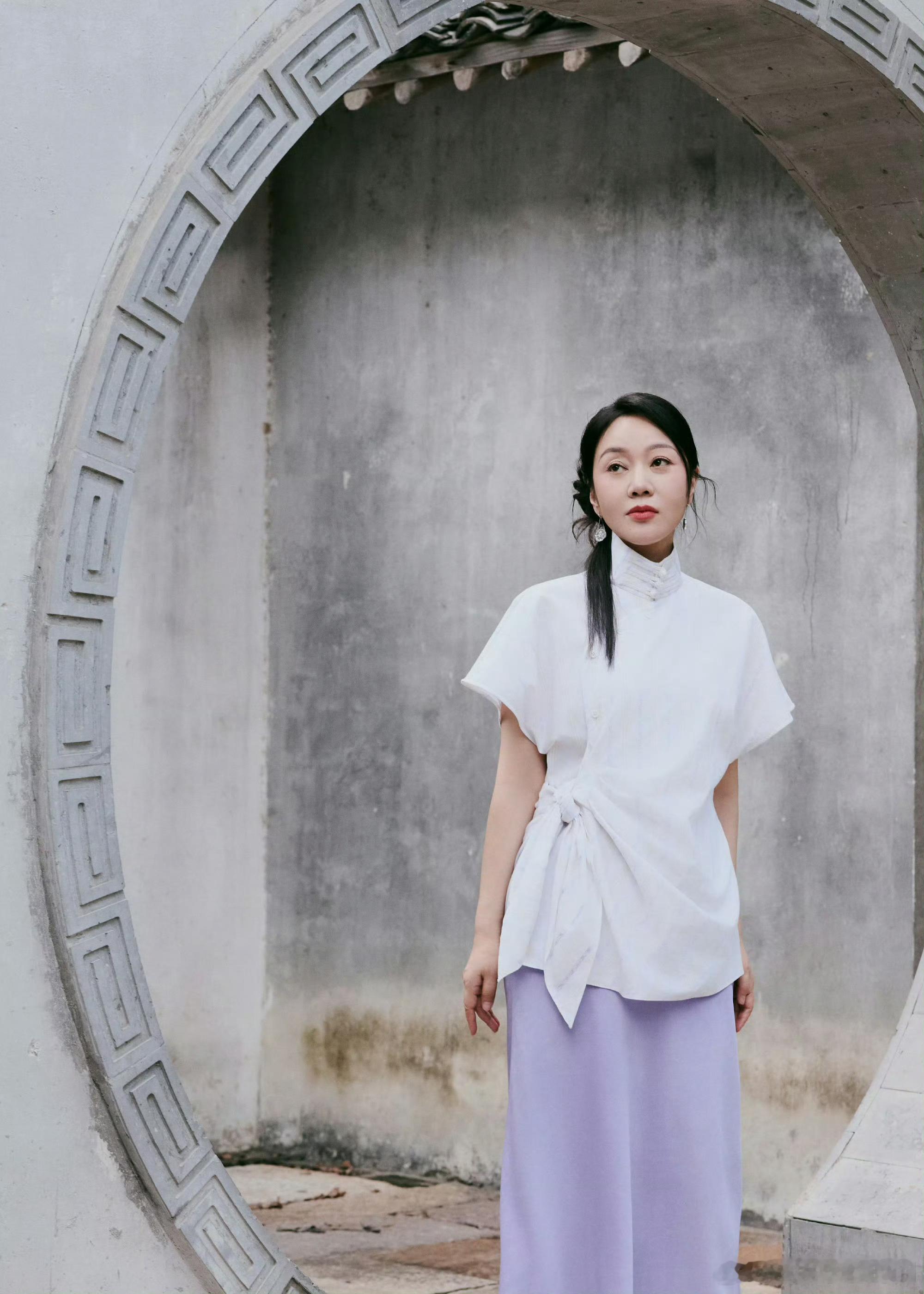 闫妮岁月不败美人具像化了 不追求浮夸，只展现本真。闫妮的新中式造型简约而不简单，