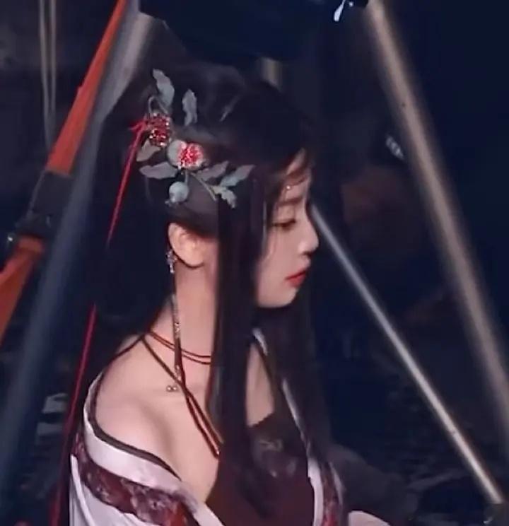糟糕糟糕欧买噶，虞书欣的美颜掉了 