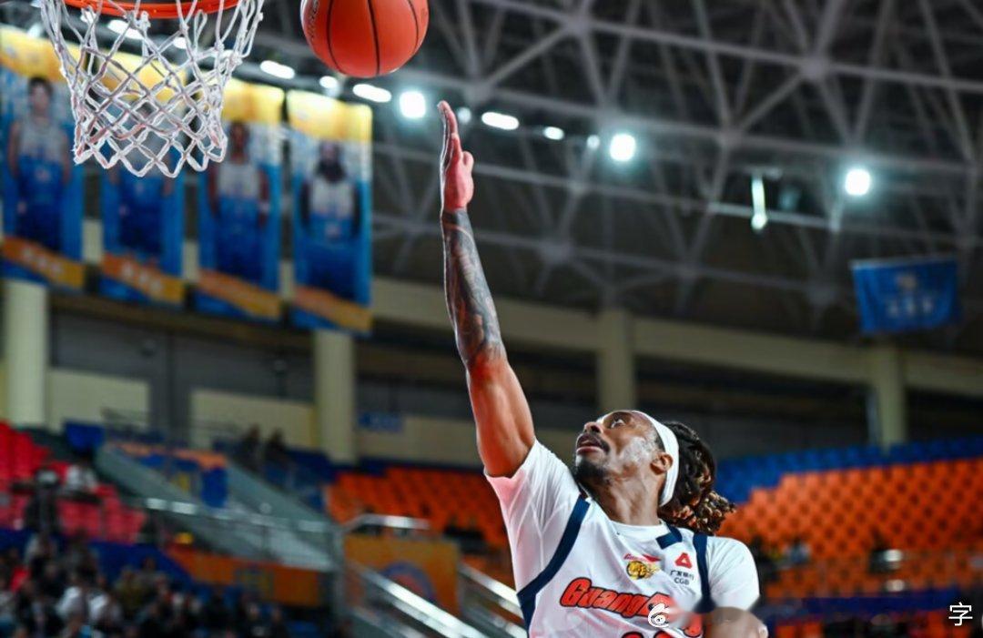 麦考尔在季后赛一定在轮换以内和上赛季在季后赛选择伯克而放弃库克一样，广东缺少持球