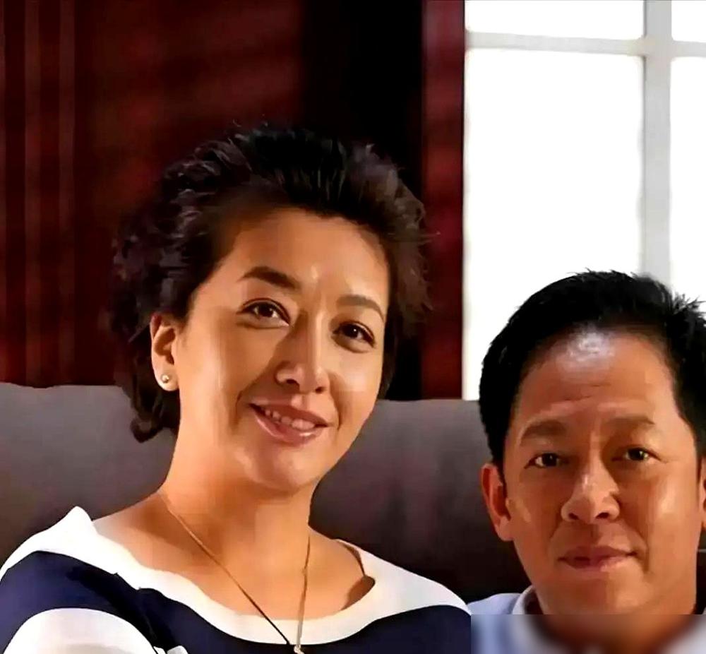高曙光江珊当年给女儿起名高亦心，亦心合起来是个恋字，恋谁？恋这段婚姻。
95年