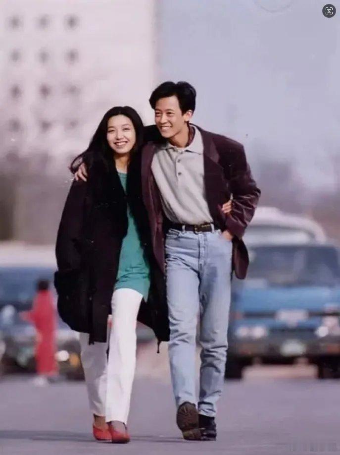 这是一张非常珍贵的合影，照片拍摄于1994年，距今整整30年。 