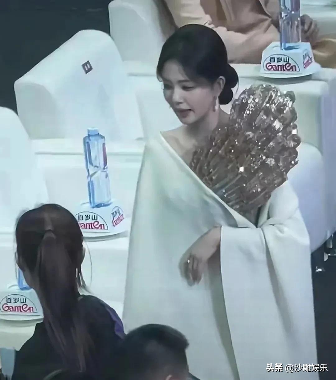 白鹿白敬亭，“社死现场”！

3月9日的电视剧品质盛典，内场比红毯还精彩！本以为