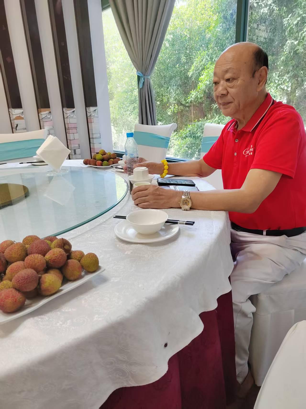 知青陈小元把合江荔枝节的甘甜和欢乐     送到了泸州市区的知青兄弟姐妹中

四