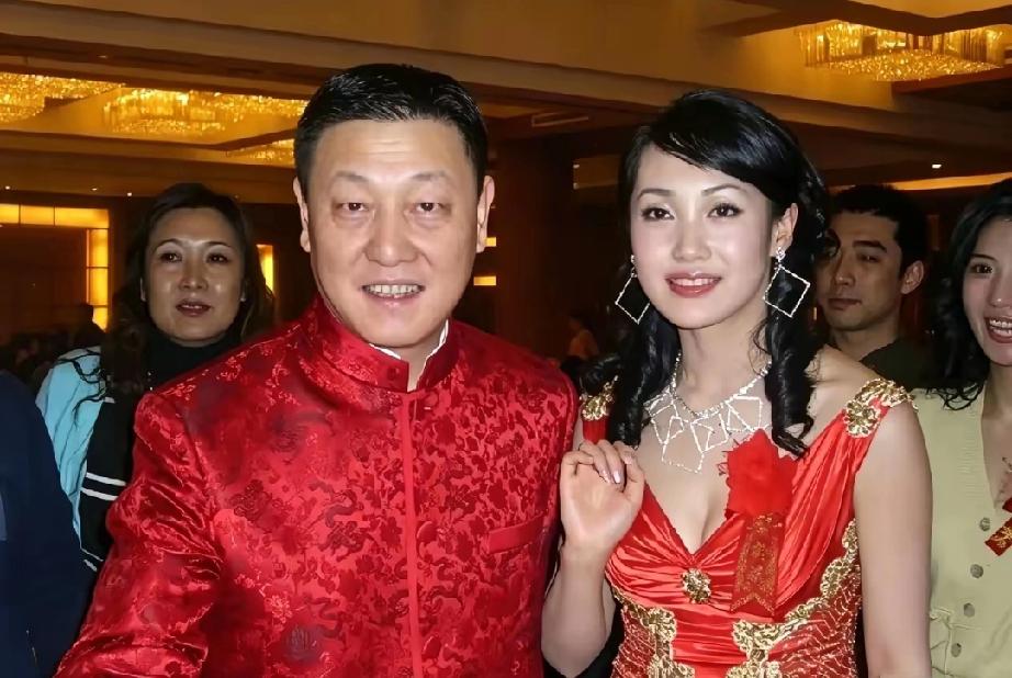 韩磊小16岁妻子曝光！选美获奖还当过主持人
 
         歌唱家韩磊的妻